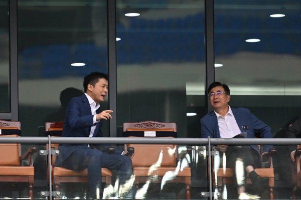 中国足协主席宋凯与中国香港古代足球    总会主席霍启山共同观看本场赛事