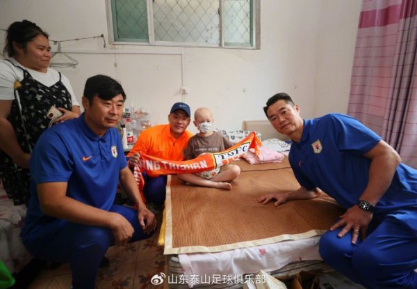 韩鹏已任山东泰山教练组组长，与宿茂臻、王大雷慰问患病小球迷