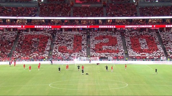 YNWA♥️现场球迷拼出“DJ20”致敬若塔，名宿达格利什献上花环