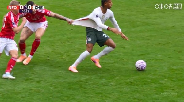 衣服质量真好！佩德罗丝滑回转  过人，被对方扯住运动活动    服  放倒