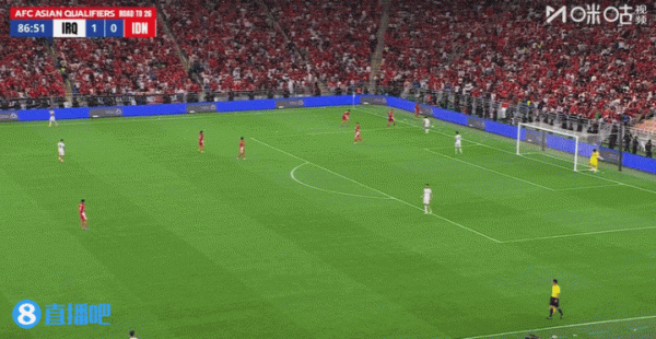 👀伊拉克vs印尼的世预赛,球迷朝场内扔大量水瓶抗议 👀伊拉克vs印尼的世预赛,球迷朝场内扔大量水瓶抗议