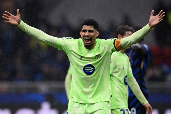 世体:阿劳霍挺身而出,他积极的态度和获胜 者心态正是弗里克所需 世体:阿劳霍挺身而出,他积极的态度和获胜 者心态正是弗里克所需