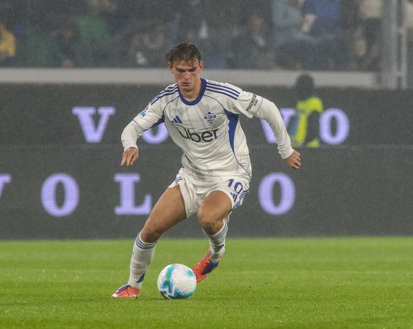 帕斯：小球迷们穿我运动活动    服  是我的荣幸 能够为国家队效力是一种荣誉