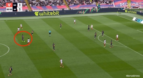 是真没招了!比赛最后10分钟,阿劳霍客串中锋顶在锋线位置 是真没招了!比赛最后10分钟,阿劳霍客串中锋顶在锋线位置