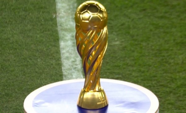 谁能捧杯?首座苏超第一名 奖杯入场,陈列在南京奥体 谁能捧杯?首座苏超第一名 奖杯入场,陈列在南京奥体