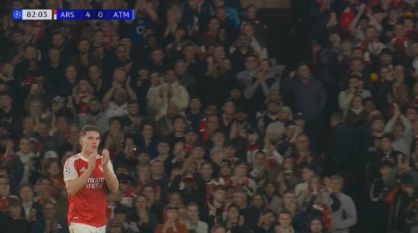 接受全场掌声!第83分钟,约克雷斯下场本场完成双响 接受全场掌声!第83分钟,约克雷斯下场本场完成双响