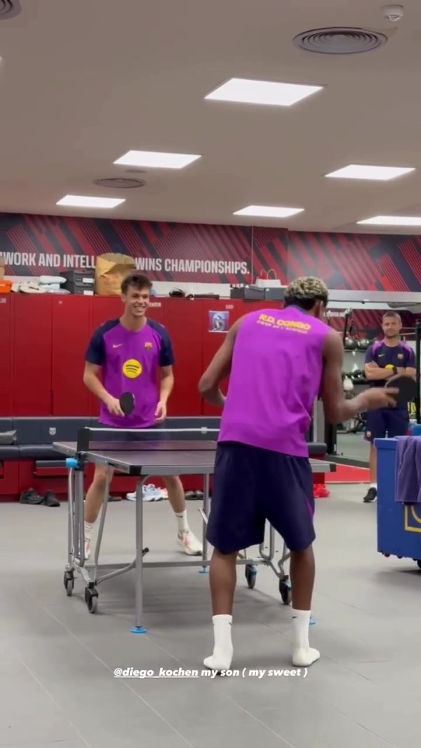 技高一筹！亚马尔晒与科亨打乒乓球视频，配文调侃：我的儿子