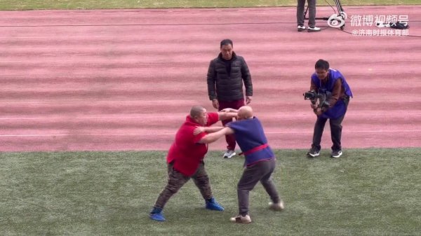 硬碰硬！泰山vs海港赛前进行了暖场节目——角力