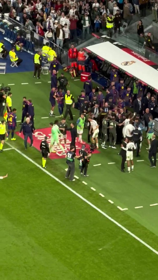 皇马球迷高喊‘p**a Barca’辱骂巴萨,赫伊森示意球迷们再大声点 皇马球迷高喊‘p**a Barca’辱骂巴萨,赫伊森示意球迷们再大声点