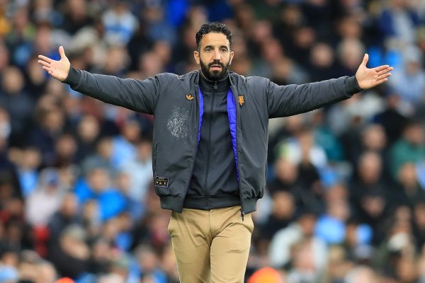 以身作则!太阳报:踢森林前阿莫林家人去度假,他留在风雨卡灵顿 以身作则!太阳报:踢森林前阿莫林家人去度假,他留在风雨卡灵顿