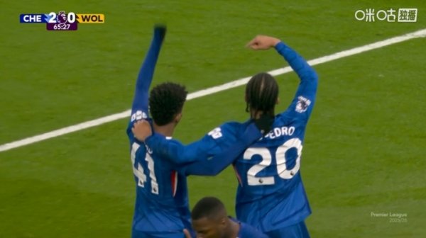 爱来自巴西！佩德罗得分  后指向埃斯特旺，示意球迷为他呐喊祝贺