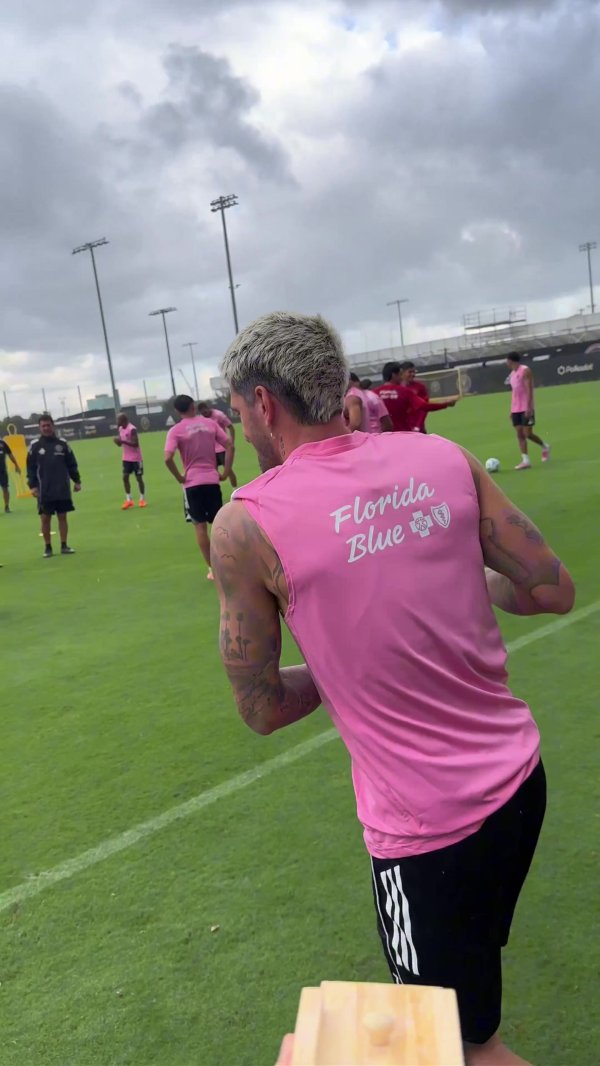 🤣迈阿密国际万圣节整蛊球员,德保罗被玩偶蜘蛛吓了一跳 🤣迈阿密国际万圣节整蛊球员,德保罗被玩偶蜘蛛吓了一跳