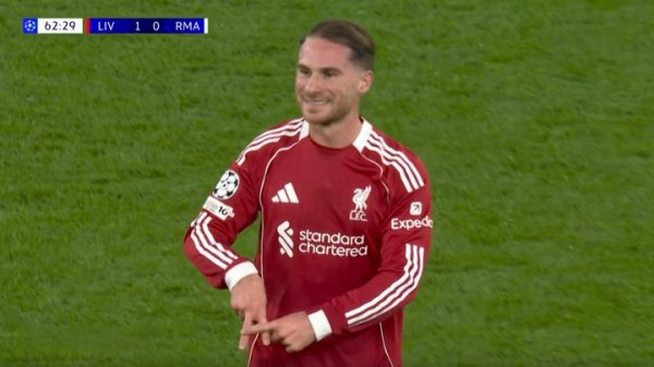 虾仁猪心😅麦卡进球确认有效后，模仿阿诺德庆祝并冲场边送飞吻