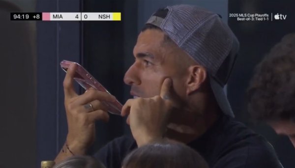 看赛事 太轻松了!迈阿密4球领跑 ,苏亚雷斯场边拿着手机聊天 看赛事 太轻松了!迈阿密4球领跑 ,苏亚雷斯场边拿着手机聊天