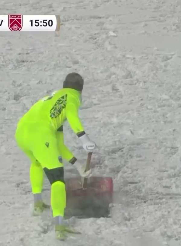 ❄️加拿大职业联赛  总决赛  鹅毛大雪，渥太华竞赛  守门员也要帮忙铲雪