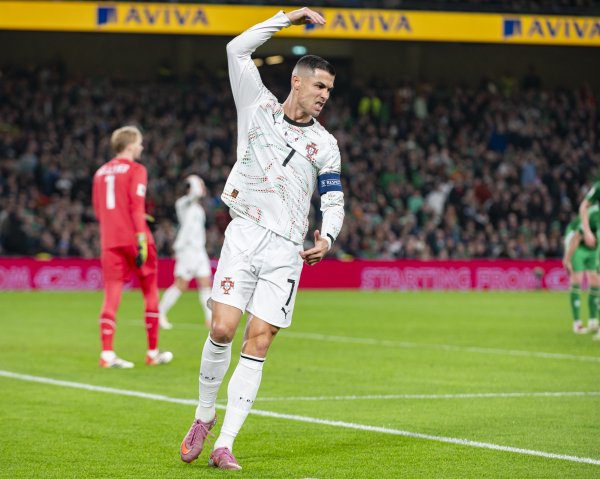 肘击染红!多家葡媒:C罗已获准离开国家队,足协希望他下轮观战 肘击染红!多家葡媒:C罗已获准离开国家队,足协希望他下轮观战